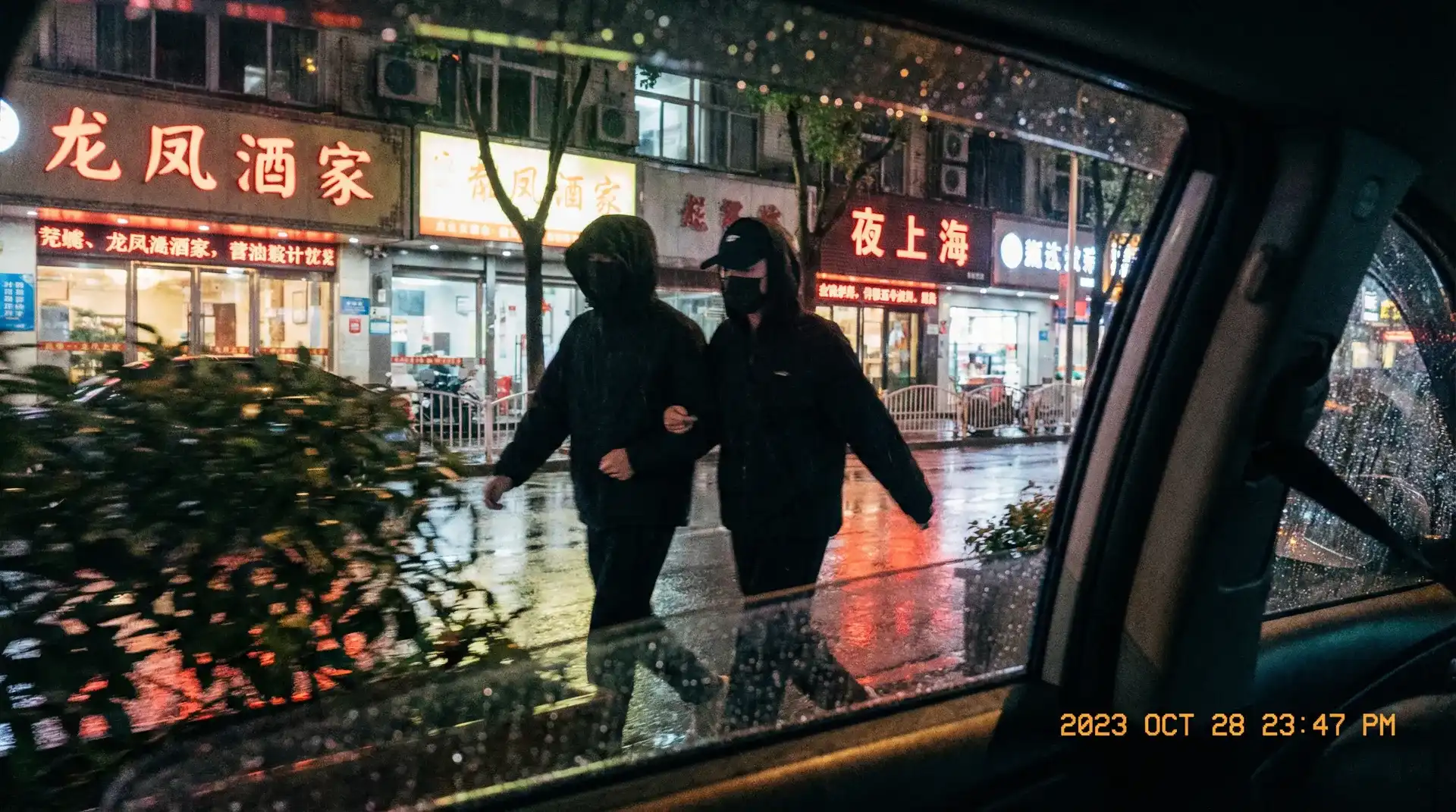 吉祥坊娱乐 - 顶流明星深夜密会现场抓拍照片